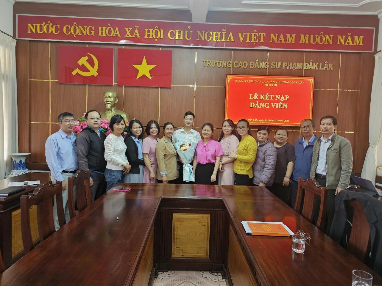 Chi bộ III tổ chức Lễ kết nạp Đảng viên mới